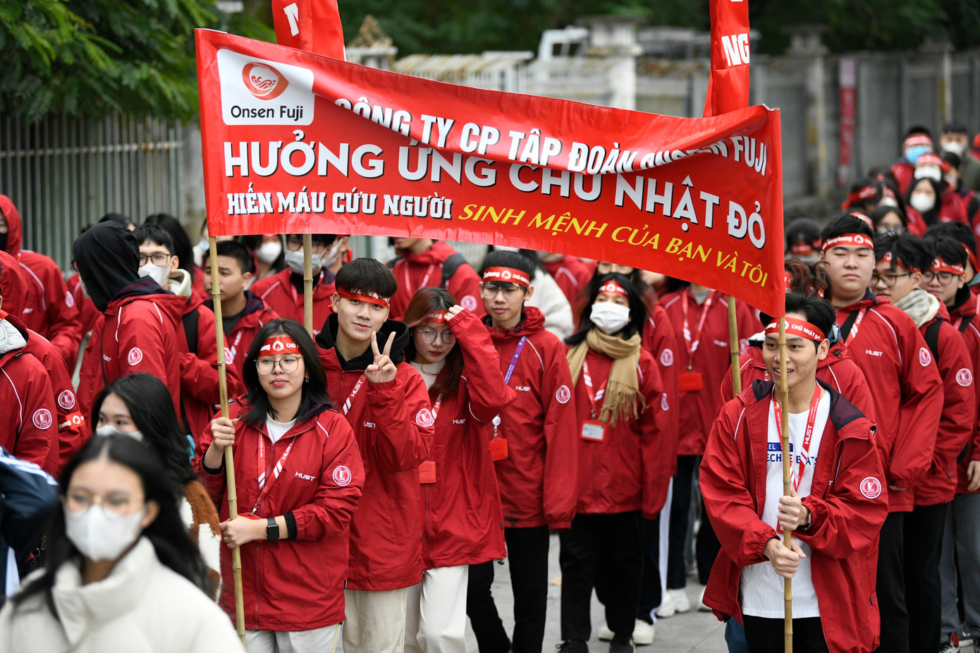 Mặc thời tiết rét đậm, hàng trăm sinh viên các đại học trên địa bàn Hà Nội đã đến từ rất sớm để hưởng ứng hoạt động ý nghĩa này.