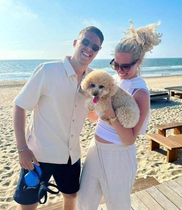 Tháng trước, Chantalle Schilder - vợ của Joey Veerman - đã khiến người hâm mộ Liverpool bàn tán xôn xao. Người đẹp làm dấy lên tin đồn rằng bạn trai của cô có thể là cầu thủ đầu tiên ký hợp đồng với đội bóng thành phố cảng dưới triều đại HLV Arne Slot. Cô đã chia sẻ bức ảnh chụp con trai Frenkie mặc quần áo đấu Liverpool. Tháng trước, Chantalle Schilder - vợ của Joey Veerman - đã khiến người hâm mộ Liverpool bàn tán xôn xao. Người đẹp làm dấy lên tin đồn rằng bạn trai của cô có thể là cầu thủ đầu tiên ký hợp đồng với đội bóng thành phố cảng dưới triều đại HLV Arne Slot. Cô đã chia sẻ bức ảnh chụp con trai Frenkie mặc quần áo đấu Liverpool.