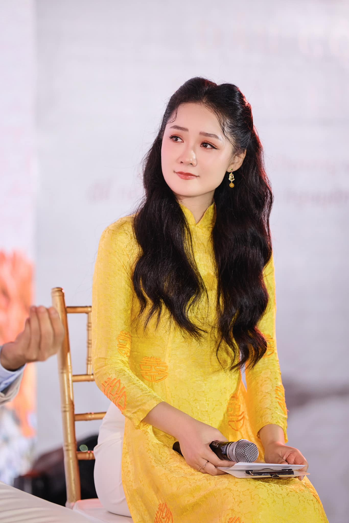 BTV Thu Hà khóc trong khi dẫn chương trình.