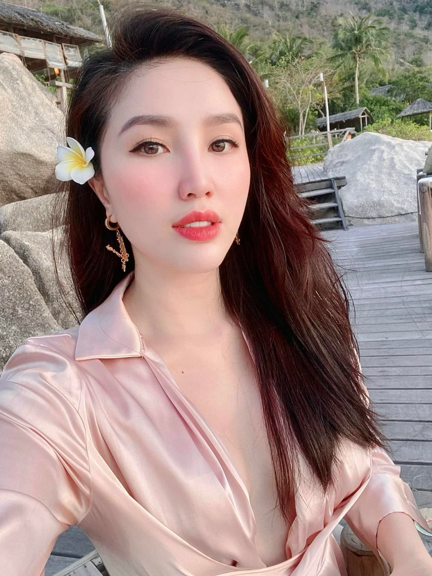 Bảo Thy đi biển giải nhiệt trong những ngày thời tiết nóng nực.