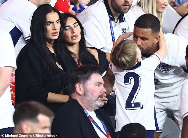 Kyle Walker lên khán đài để hôn con trai khi đội Tam Sư thua Tây Ban Nha với tỷ số 2-1.