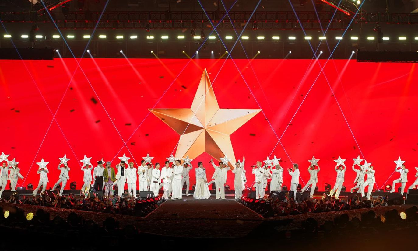 Ca sĩ Tùng Dương cùng các anh trai và khán giả “nhuộm đỏ” không gian tại biểu diễn với những chiếc lightstick rực sáng.