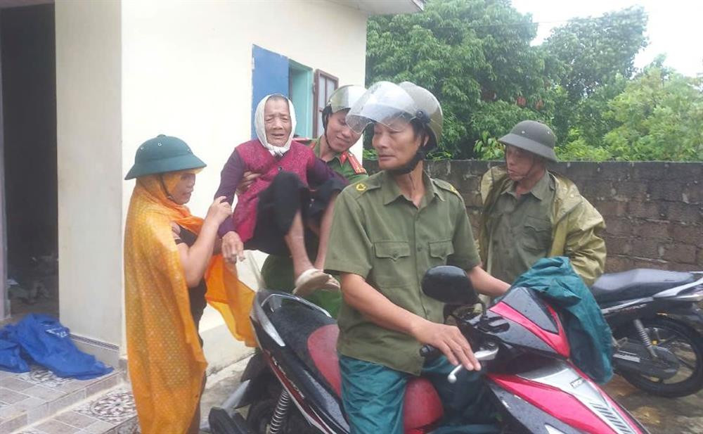 Lực lượng Công an tỉnh Hà Nam hỗ trợ người dân phòng, chống bão số 3.