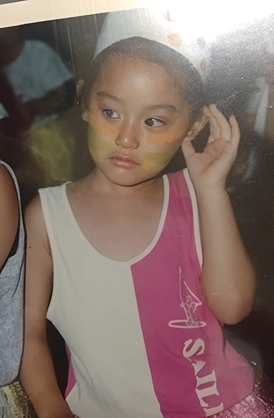 Hình ảnh ngày bé của Kim Ji Won gây ấn tượng vì ngũ quan hài hòa, có nét sẵn. So với hiện tại, cô không thay đổi nhiều so với hồi nhỏ. “Kim Ji Won chưa bao giờ biết xấu là gì”, “Đẻ ra đã xinh đẹp sẵn, lại là diễn viên hàng đầu”… Đó là bình luận của khán giả khi nhắc đến Kim Ji Won. Hình ảnh ngày bé của Kim Ji Won gây ấn tượng vì ngũ quan hài hòa, có nét sẵn. So với hiện tại, cô không thay đổi nhiều so với hồi nhỏ. “Kim Ji Won chưa bao giờ biết xấu là gì”, “Đẻ ra đã xinh đẹp sẵn, lại là diễn viên hàng đầu”… Đó là bình luận của khán giả khi nhắc đến Kim Ji Won.