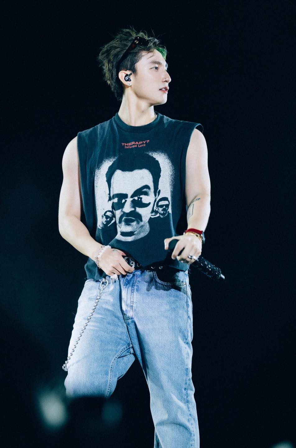 Sơn Tùng M-TP gây sốt với kiểu tóc mới, mắt đeo lens xanh một bên. Sơn Tùng M-TP gây sốt với kiểu tóc mới, mắt đeo lens xanh một bên.