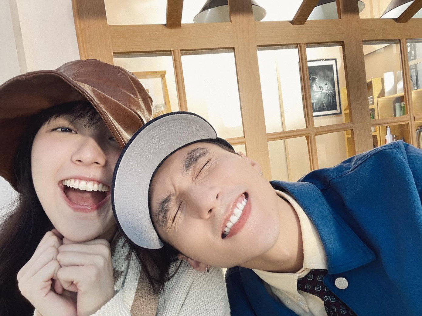 Trước giờ ra mắt, Hải Tú và Sơn Tùng chia sẻ hình ảnh cười tươi bên cạnh nhau. Đây là lần hiếm hoi cả hai tương tác công khai, hút hàng trăm nghìn lượt thích trên mạng xã hội. Trước giờ ra mắt, Hải Tú và Sơn Tùng chia sẻ hình ảnh cười tươi bên cạnh nhau. Đây là lần hiếm hoi cả hai tương tác công khai, hút hàng trăm nghìn lượt thích trên mạng xã hội.