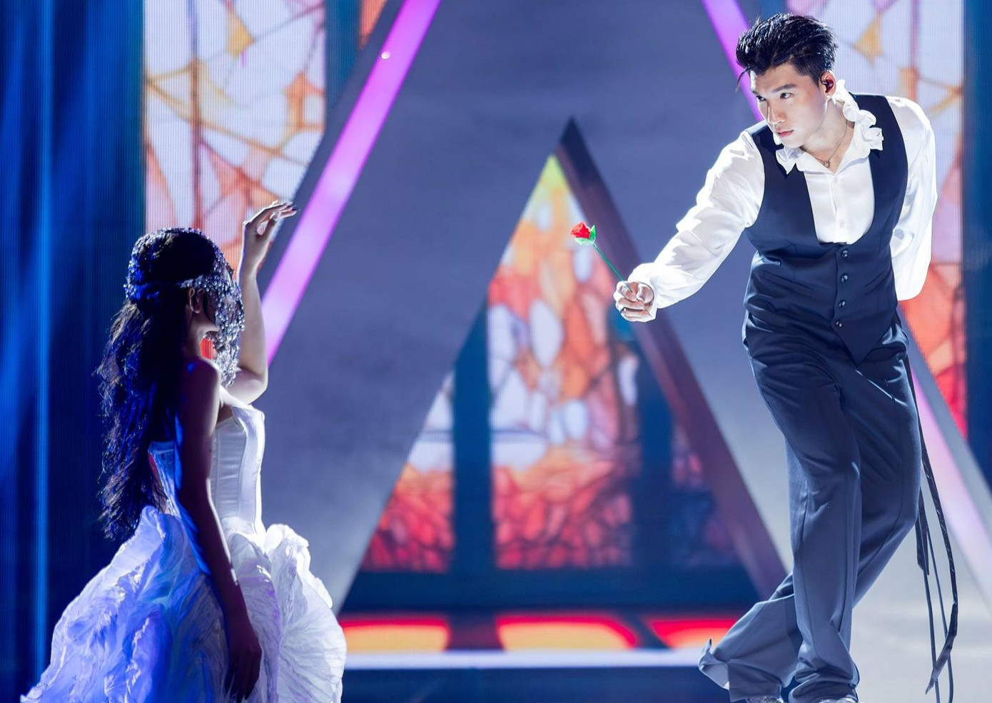 Nam rapper Hieuthuhai - "át chủ bài" trong hai show dẫn đầu top trending YouTube là 2 Ngày 1 Đêm, Anh trai say hi. Nam rapper Hieuthuhai - "át chủ bài" trong hai show dẫn đầu top trending YouTube là 2 Ngày 1 Đêm, Anh trai say hi.