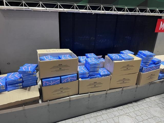 Bức ảnh chụp album mới của Seventeen bị vứt bỏ trên đường phố Shibuya, Tokyo, được một người dùng Nhật Bản đăng trên nền tảng mạng xã hội X ngày 30/4.