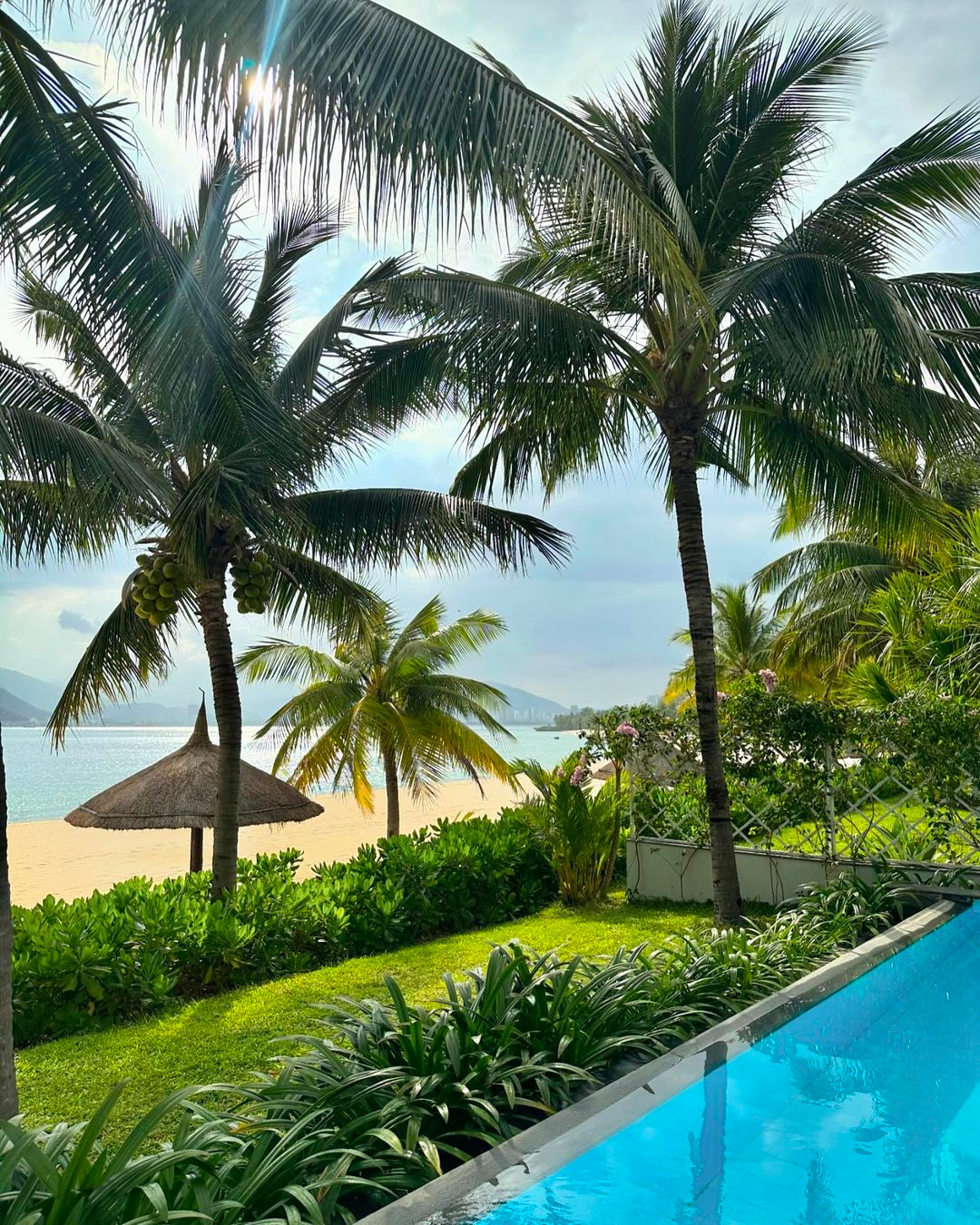 Nhiều đơn vị sản xuất phim tại Hàn Quốc chọn Việt Nam là địa điểm thích hợp cho hoạt động du lịch, nghỉ dưỡng. Năm 2023, đội ngũ sản xuất của bộ phim Dr Cha đến Việt Nam du lịch sau khi rating phim tăng đột phá. Tài tử Lee Byung Hun từng tài trợ toàn bộ chi phí đến Đà Nẵng cho 62 người của công ty BH Entertainment gồm 20 diễn viên cùng các giám đốc và nhân viên, ước tính lên tới 100 triệu won (khoảng 74.800 USD).