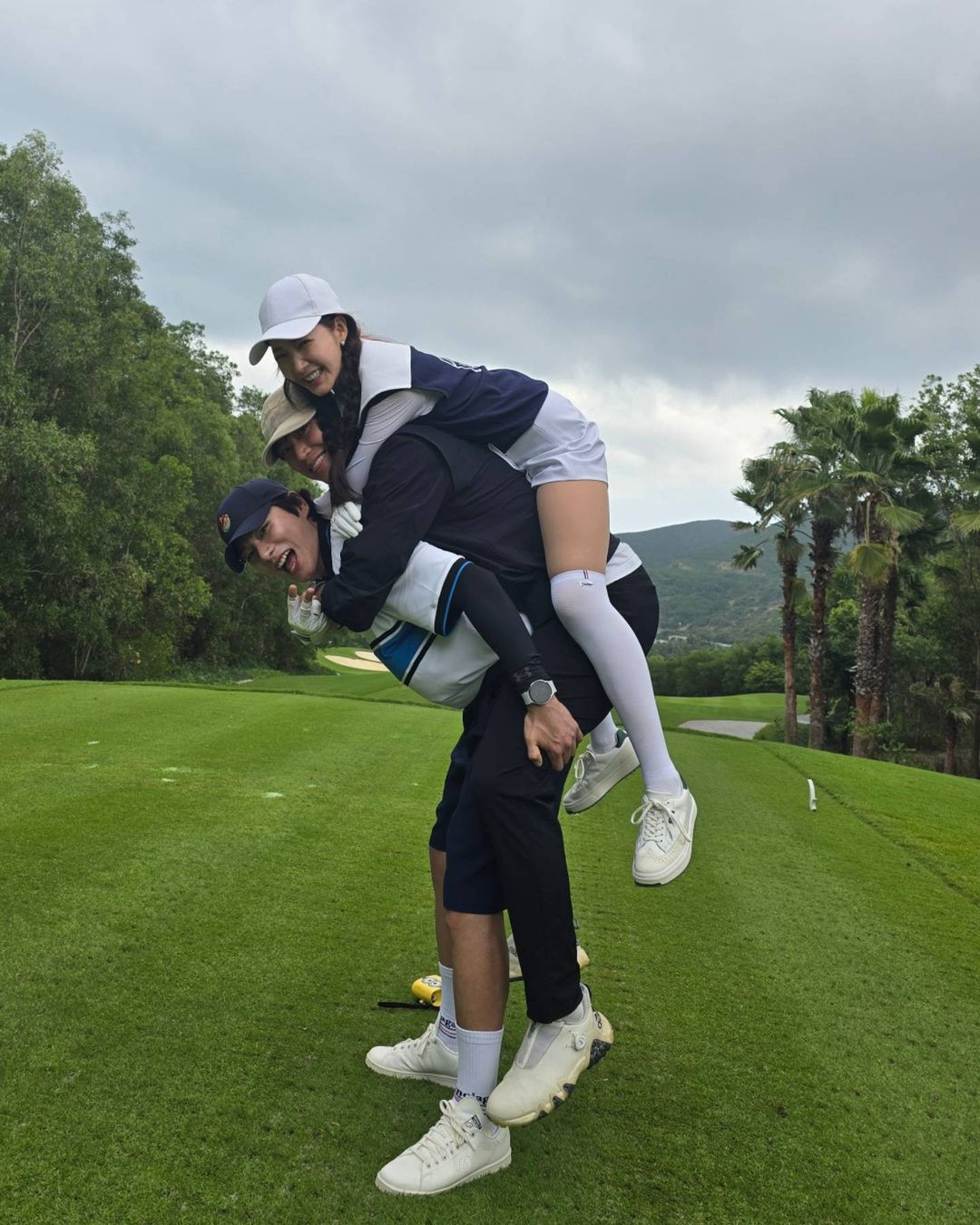 Khoảng bốn ngày lưu trú ở resort tại Nha Trang, ê-kíp và dàn diễn viên dành thời gian trải nghiệm ẩm thực, chơi golf, bơi lội… Các diễn viên thể hiện sự thân thiện khi thoải mái chụp hình cùng nhân viên khu nghỉ dưỡng. Những hình ảnh này được lan truyền và nhận nhiều bình luận trên mạng xã hội.