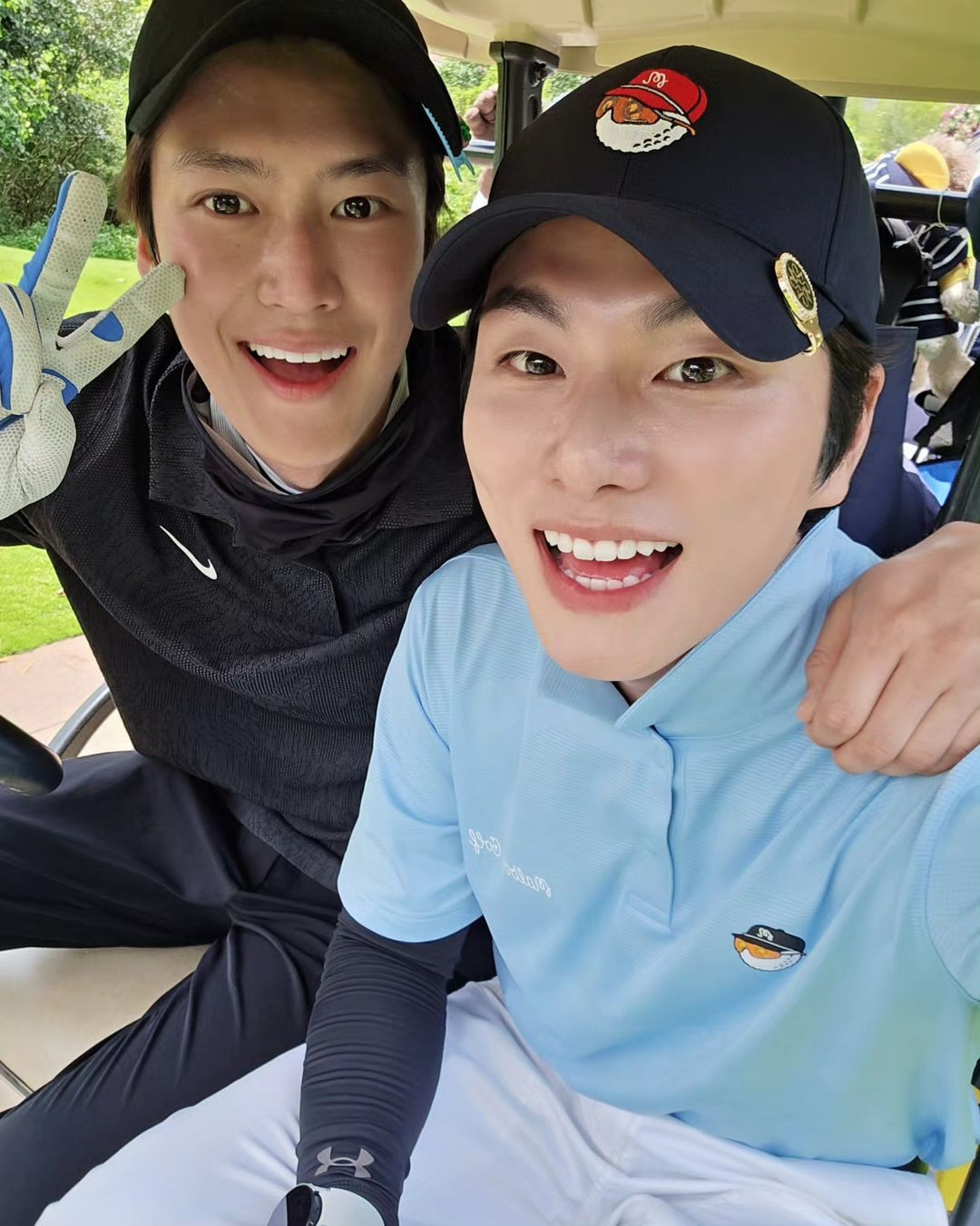 Sáng 14/3, Lee Yi Kyung vai “người chồng rác rưởi tồi tệ” Park Min Hwan chia sẻ những bức ảnh chụp nhóm của dàn diễn viên bao gồm Park Min Young, Na In Woo và Choi Gyu Ri trong kỳ nghỉ ở Việt Nam. Nhiều fan Việt vào trang cá nhân của các diễn viên bình luận, để lại lời chúc.