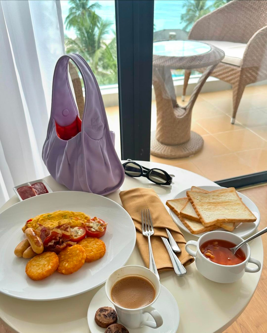 Trong tác phẩm phim gây sốt, Gyuri đóng Yoo Hee Yeon - em gái của nam chính Ji Hyuk, tiểu thư nhà tài phiệt ẩn danh là nhân viên bình thường. Cô được yêu thích bởi tính cách đáng yêu, như nhân vật từ truyện tranh bước ra. Trước khi phim lên sóng, Instagram của Choi Gyuri chỉ có khoảng hơn 2.000 người theo dõi. Sau cơn sốt Cô đi mà lấy chồng tôi, trang cá nhân của nữ diễn viên hút hơn 863.000 người, gấp 431 lần con số ban đầu.