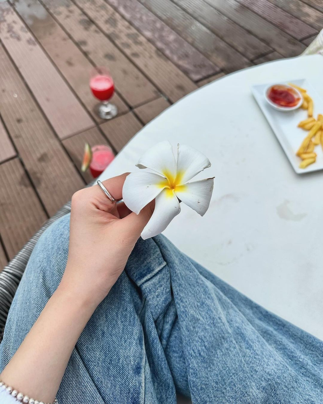 Nhiều đơn vị sản xuất phim tại Hàn Quốc chọn Việt Nam là địa điểm thích hợp cho hoạt động du lịch, nghỉ dưỡng. Năm 2023, đội ngũ sản xuất của bộ phim Dr Cha đến Việt Nam du lịch sau khi rating phim tăng đột phá. Tài tử Lee Byung Hun từng tài trợ toàn bộ chi phí đến Đà Nẵng cho 62 người của công ty BH Entertainment gồm 20 diễn viên cùng các giám đốc và nhân viên, ước tính lên tới 100 triệu won (khoảng 74.800 USD).