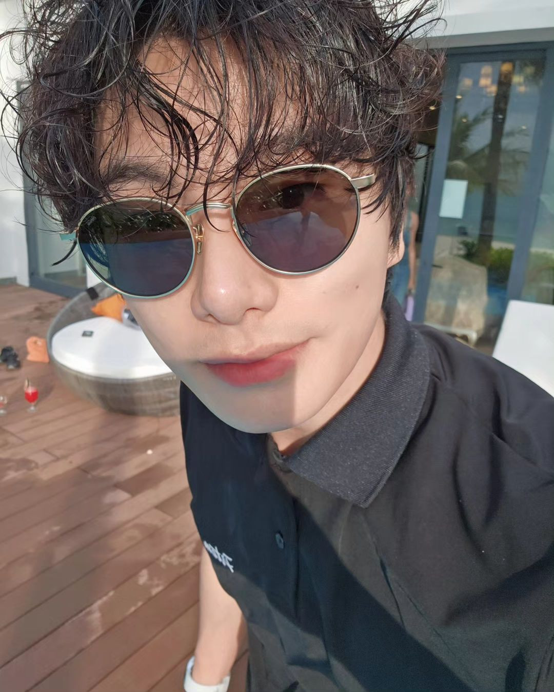 Sáng 14/3, Lee Yi Kyung vai “người chồng rác rưởi tồi tệ” Park Min Hwan chia sẻ những bức ảnh chụp nhóm của dàn diễn viên bao gồm Park Min Young, Na In Woo và Choi Gyu Ri trong kỳ nghỉ ở Việt Nam. Nhiều fan Việt vào trang cá nhân của các diễn viên bình luận, để lại lời chúc.