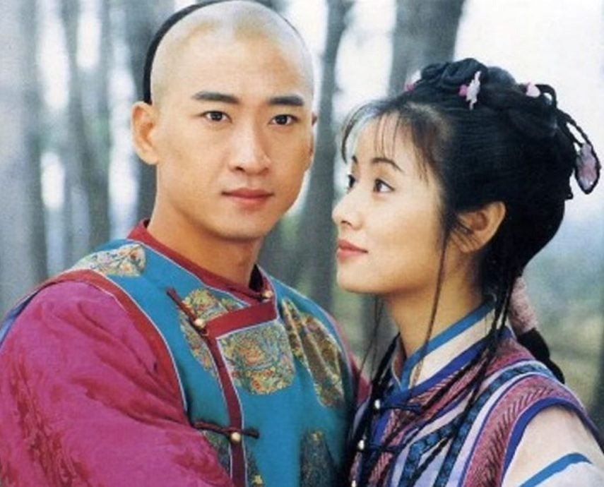 Châu Kiệt (trái) đóng vai Nhĩ Khang trong Hoàn Châu Cách Cách, bên cạnh là Lâm Tâm Như vai Hạ Tử Vy. Châu Kiệt (trái) đóng vai Nhĩ Khang trong Hoàn Châu Cách Cách, bên cạnh là Lâm Tâm Như vai Hạ Tử Vy.