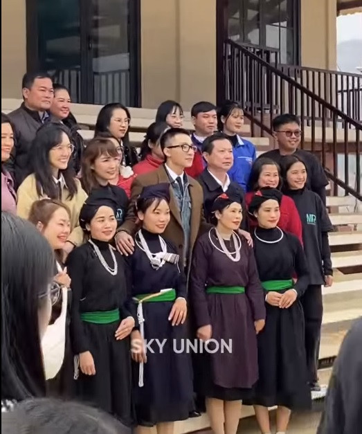 Sơn Tùng, Hải Tú cùng công ty đến thôn Làng Nủ thăm điểm trường. Ảnh: Sky Union, TikTok.