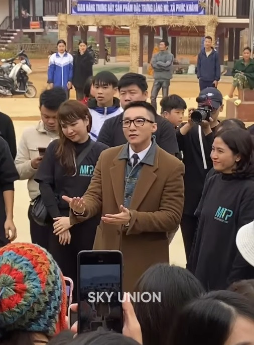 Nam ca sĩ tặng gấu bông capybara yêu thích cho các em nhỏ.