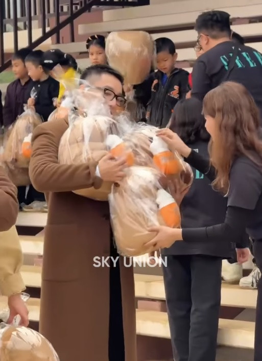 Nam ca sĩ tặng gấu bông capybara yêu thích cho các em nhỏ.