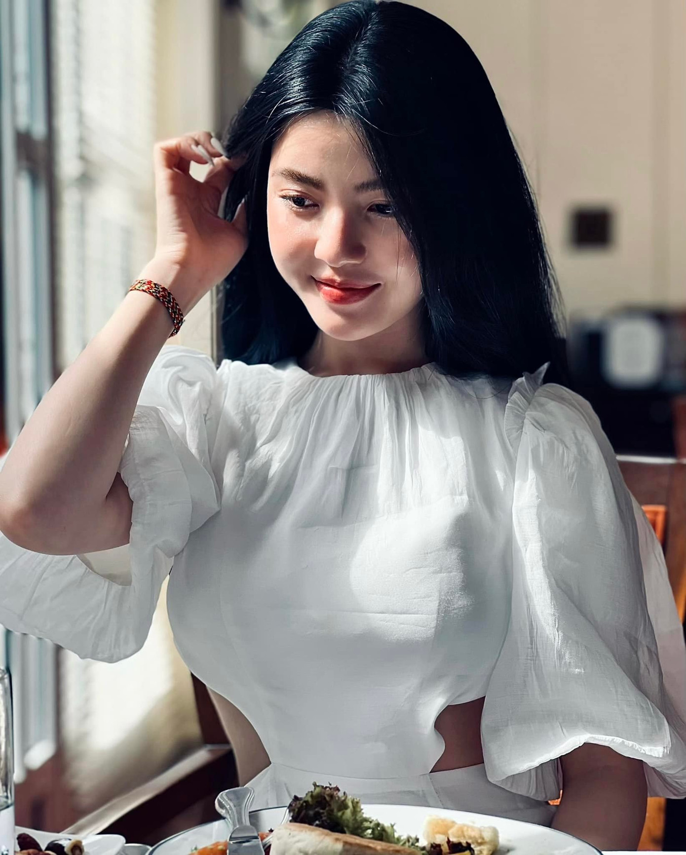 Nguyễn Quang Hải vừa hoàn thành lễ dạm ngõ với bạn gái Chu Thanh Huyền hôm 20/12. Đám cưới cả hai dự định tổ chức vào đầu năm 2024. Thông tin về nửa kia của tiền vệ thuộc biên chế CLB bóng đá Công an Hà Nội nhận được sự quan tâm của dư luận.