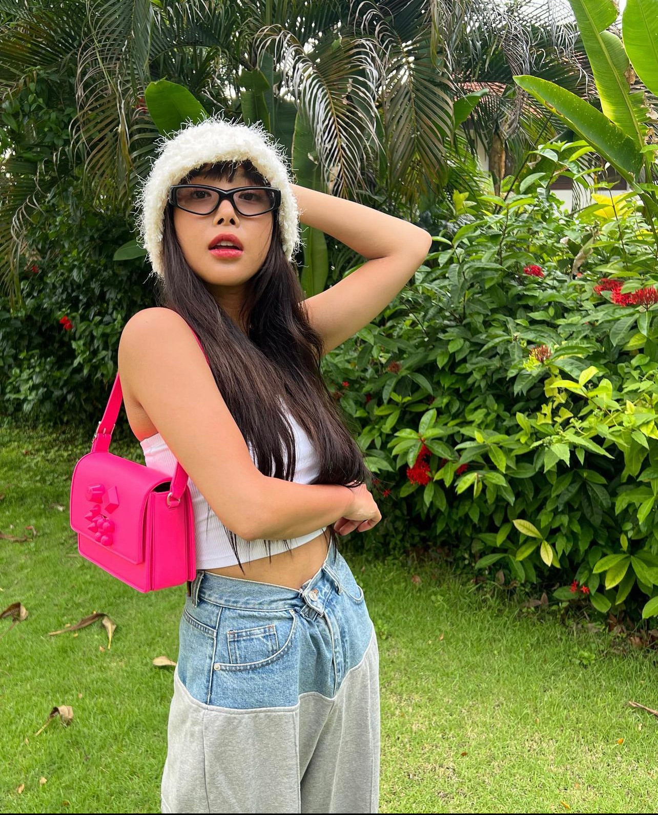 Cựu thành viên Wonder Girls Yubin đang phải đối mặt với áp lực từ cộng đồng mạng. Nhiều người yêu cầu cô chia tay bạn trai, vận động viên quần vợt Kwon Soon-woo, sau hình ảnh xấu xí của anh tại Đại hội thể thao châu Á Hàng Châu 2022 (diễn ra vào năm 2023 do dịch COVID-19).