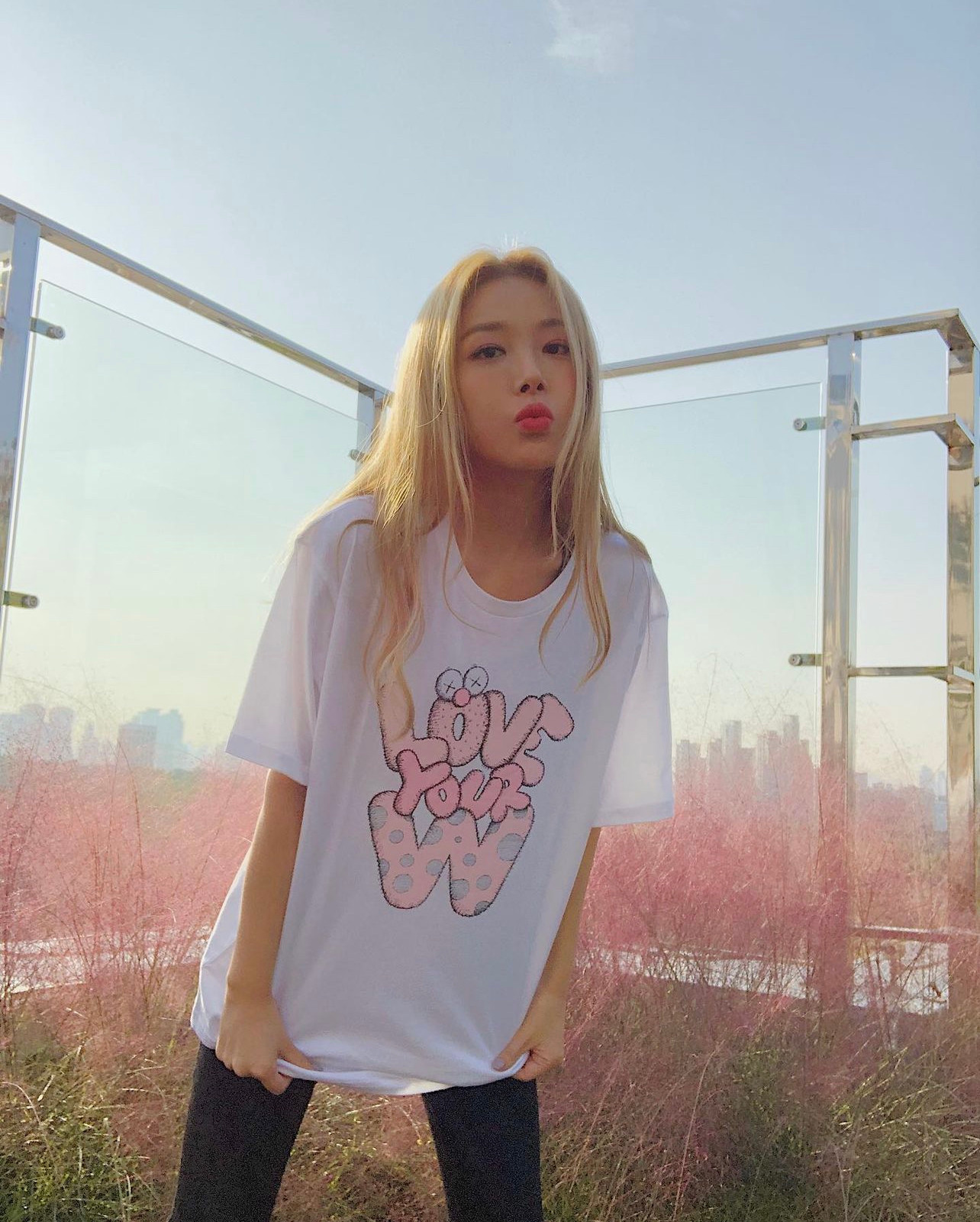 Cựu thành viên Wonder Girls Yubin đang phải đối mặt với áp lực từ cộng đồng mạng. Nhiều người yêu cầu cô chia tay bạn trai, vận động viên quần vợt Kwon Soon-woo, sau hình ảnh xấu xí của anh tại Đại hội thể thao châu Á Hàng Châu 2022 (diễn ra vào năm 2023 do dịch COVID-19).