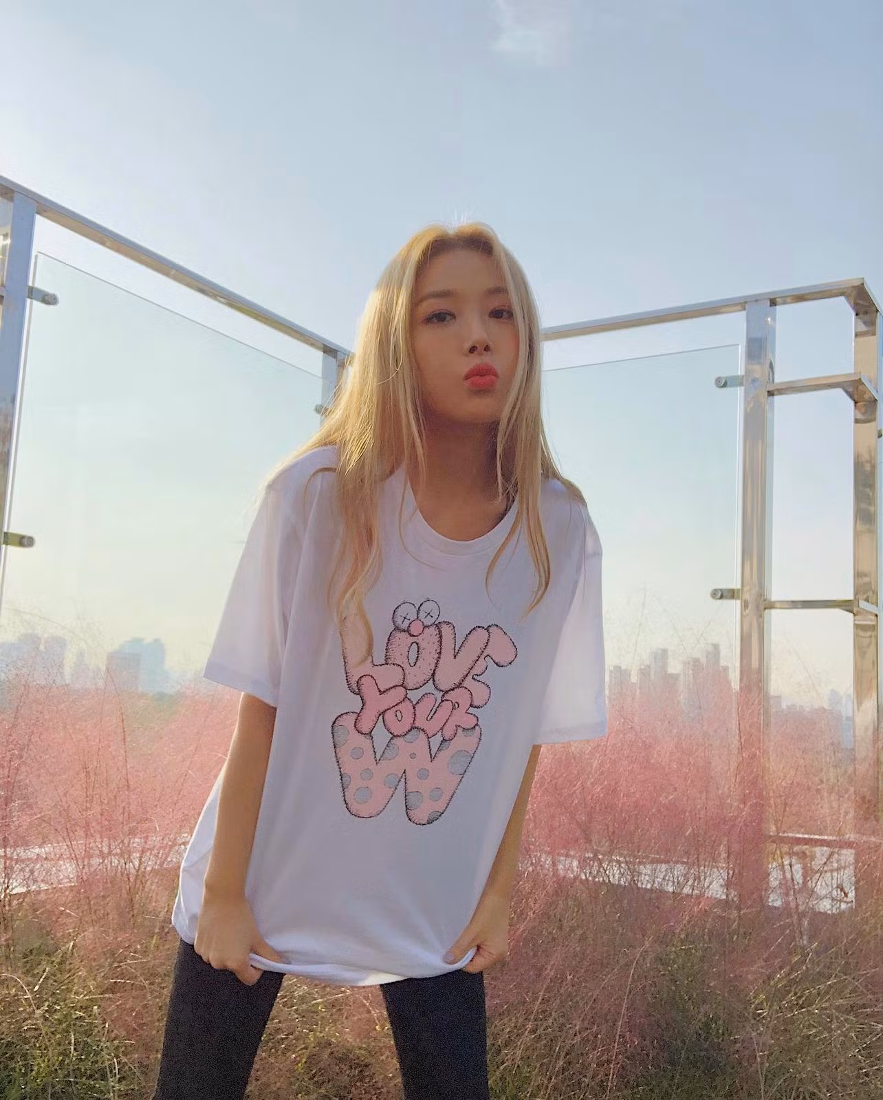 Cựu thành viên Wonder Girls Yubin đang phải đối mặt với áp lực từ cộng đồng mạng. Nhiều người yêu cầu cô chia tay bạn trai, vận động viên quần vợt Kwon Soon-woo, sau hình ảnh xấu xí của anh tại Đại hội thể thao châu Á Hàng Châu 2022 (diễn ra vào năm 2023 do dịch COVID-19).