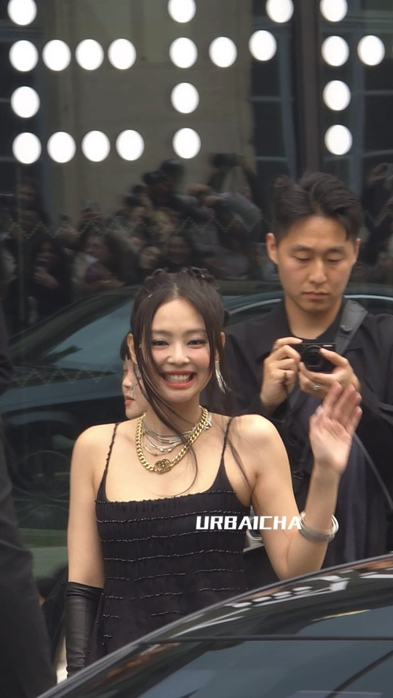 Jennie (BlackPink) thu hút ánh nhìn của khán giả và giới truyền thông khi có mặt tại show diễn của Chanel thuộc khuôn khổ Paris Fashion Week. Jennie (BlackPink) thu hút ánh nhìn của khán giả và giới truyền thông khi có mặt tại show diễn của Chanel thuộc khuôn khổ Paris Fashion Week.