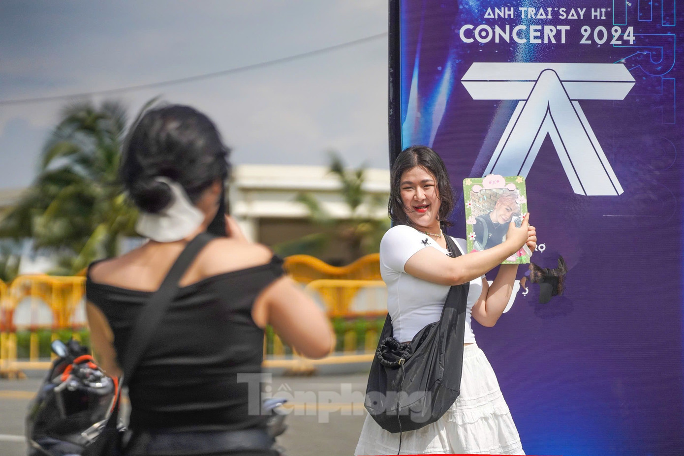 Ngoài ra, dịch vụ Food truck (xe tải đồ ăn, nước) được các fan club thực hiện để động viên dàn sao tại sự kiện. Ảnh: Phạm Nguyễn.