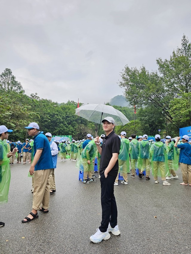 Nam MC sinh năm 1987 là cái tên quen thuộc với khán giả truyền hình qua các chương trình Ô cửa bí mật, Vui khỏe có ích, Trường Teen, Hãy chọn giá đúng… Anh từng là sinh viên Khoa Vật lý – Công nghệ hạt nhân, Đại học Khoa học tự nhiên, cộng tác với VTV3 từ năm ba. Năm nay, Trần Ngọc đồng hành và tiếp lửa cho thí sinh Nguyễn Việt Thành – người mang cầu về với trường THPT Sóc Sơn (Hà Nội). Điểm ghi hình cổ vũ cho Việt Thành là khuôn viên Đền Sóc hay Đền Gióng (thuộc quần thể Khu di tích Quốc gia đặc biệt đền Sóc).