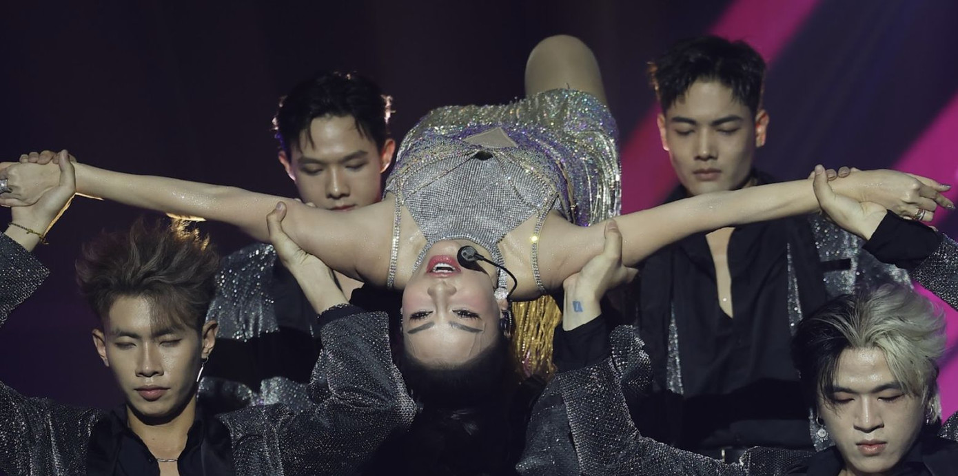 Thanh Lam (trái) và Thu Minh kết hợp với nhau trong tập 11 Bài hát của chúng ta. Thanh Lam (trái) và Thu Minh kết hợp với nhau trong tập 11 Bài hát của chúng ta.