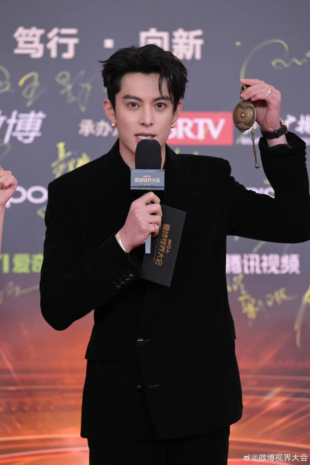 Vương Hạc Đệ &quot;đổ bộ&quot; thảm đỏ Đêm hội Tầm nhìn Weibo.