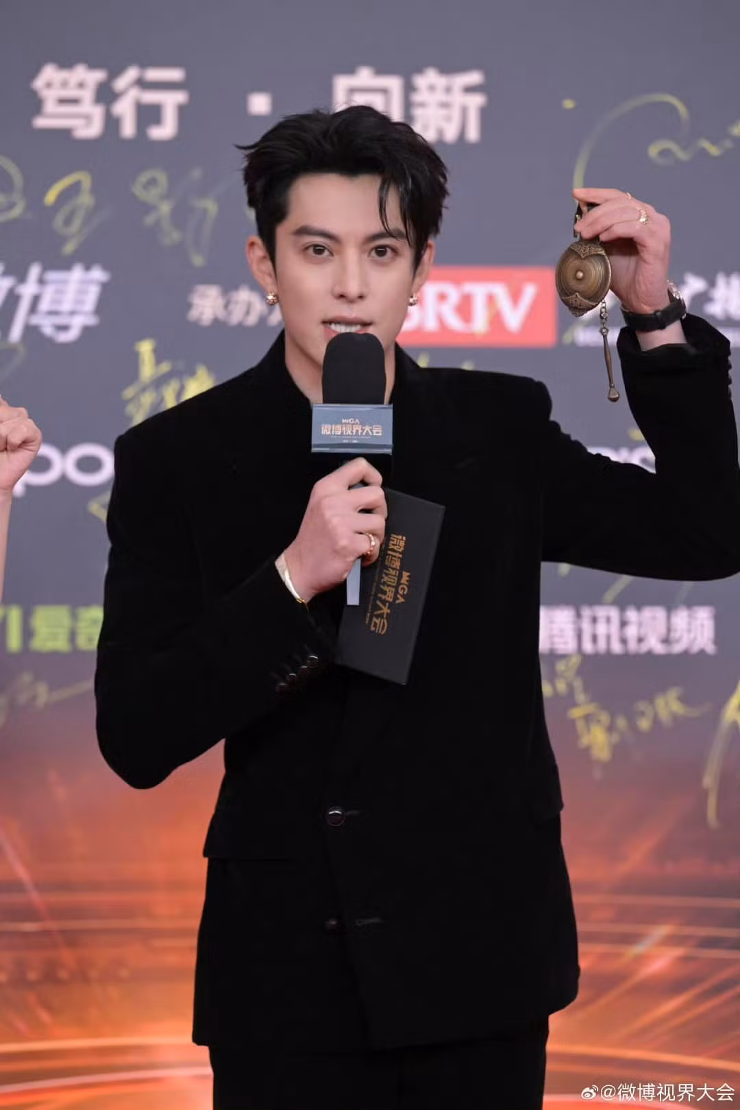 Vương Hạc Đệ "đổ bộ" thảm đỏ Đêm hội Tầm nhìn Weibo.
