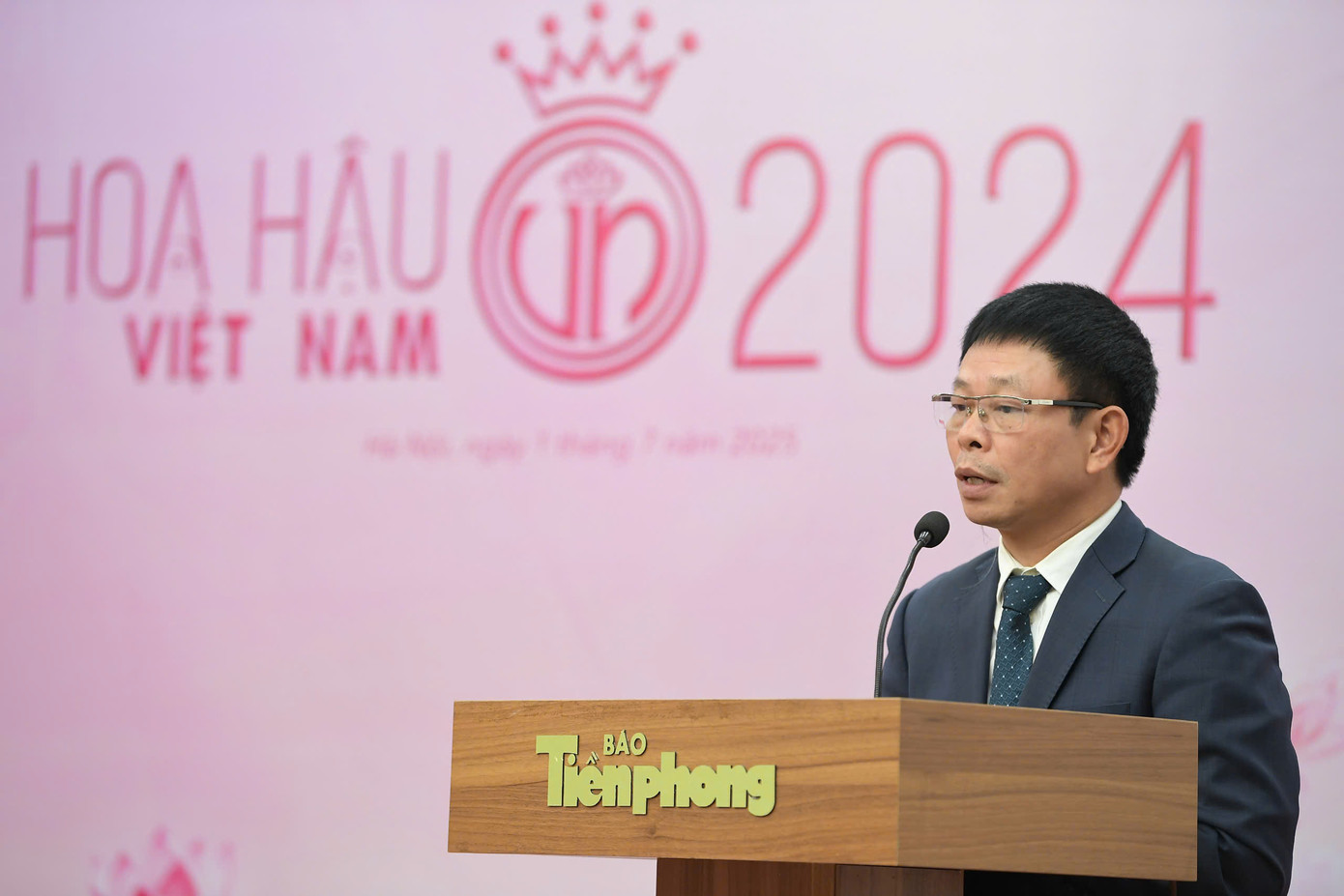 Tổng Biên tập báo Tiền Phong chia sẻ phía sau cánh gà là khoảnh khắc xúc động nhất, khi hội đồng giám khảo đồng thuận chọn top 3. Tổng Biên tập báo Tiền Phong chia sẻ phía sau cánh gà là khoảnh khắc xúc động nhất, khi hội đồng giám khảo đồng thuận chọn top 3.