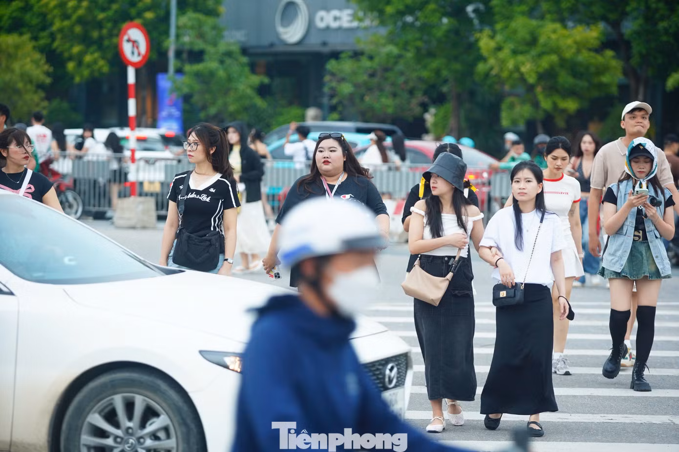 Sát giờ diễn, dòng người đổ về đây ngày càng đông. Thời tiết Hà Nội có mưa nhỏ nhưng không ngăn cản được mong muốn "đu" thần tượng của nhiều người.