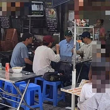Yoo Jae Suk, Hwang Jung Min, Yang Se Chan, Ji Suk Jin đi quay show du lịch ở thủ đô Hà Nội. Khán giả ghi lại được cảnh dàn nghệ sĩ dạo phố, ăn phở... Yoo Jae Suk, Hwang Jung Min, Yang Se Chan, Ji Suk Jin đi quay show du lịch ở thủ đô Hà Nội. Khán giả ghi lại được cảnh dàn nghệ sĩ dạo phố, ăn phở...