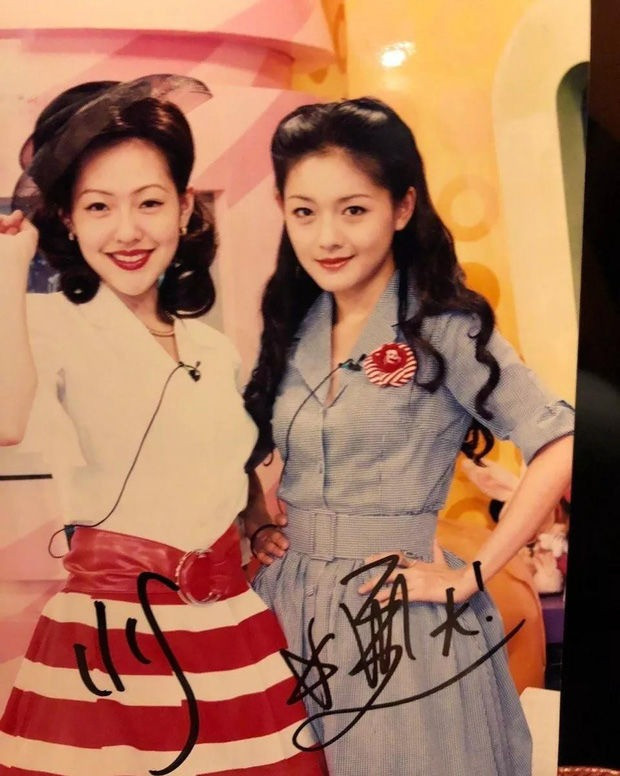 Chị em Từ Hy Đệ (đứng bên trái) và Từ Hy Viên thời mới vào nghề.