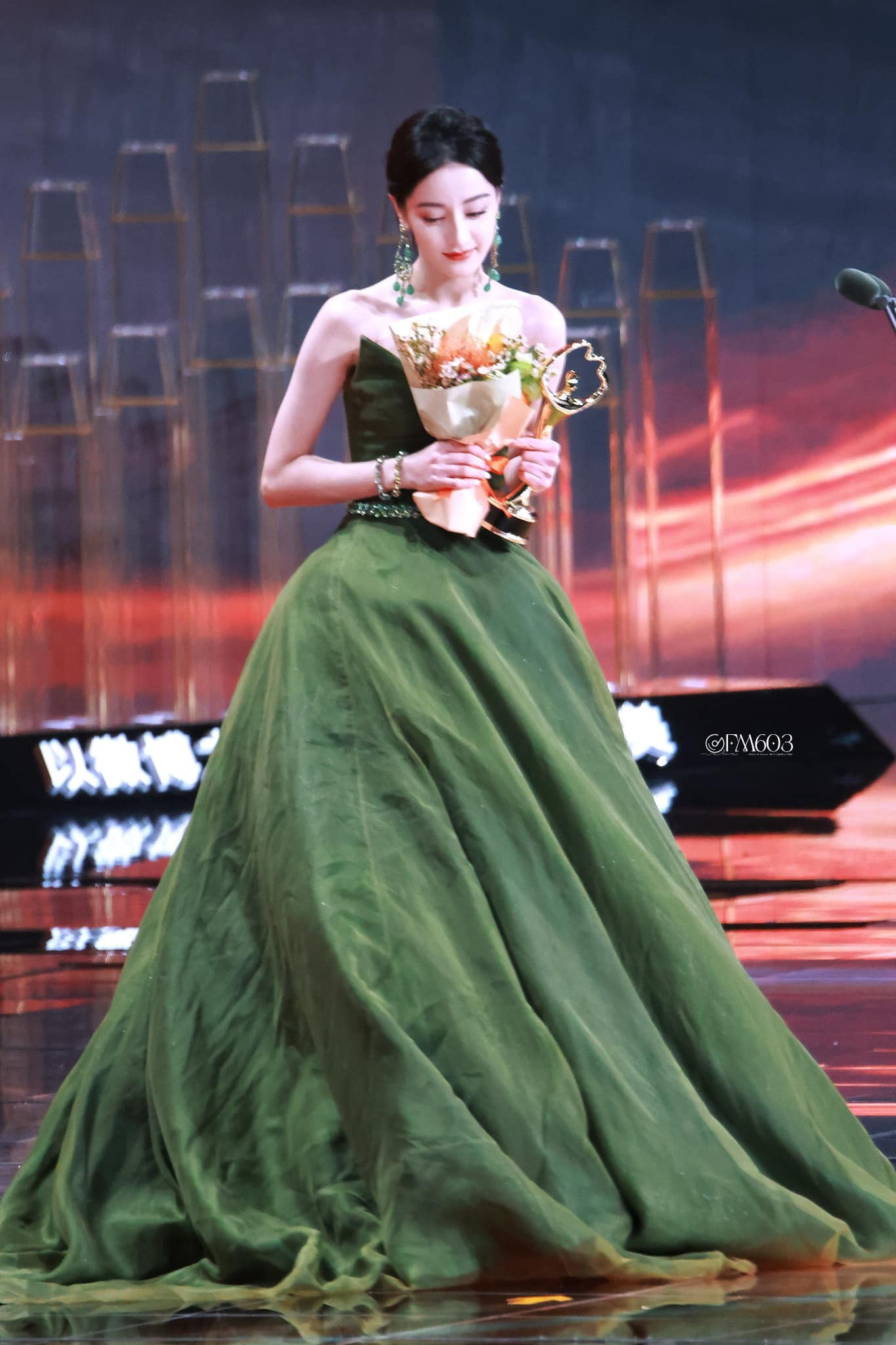 Vướng lịch trình ghi hình Bách hoa nghênh xuân, Địch Lệ Nhiệt Ba không kịp thời gian đi thảm đỏ. Phòng làm việc của nữ diễn viên cũng chưa công bố tạo hình. Dù vậy, mỹ nhân Tân Cương vẫn xuất hiện ở buổi lễ chính. Ngôi sao sinh năm 1992 diện Haute Couture đến từ BST thu đông 2011 của thương hiệu Alexis Mabille. Vướng lịch trình ghi hình Bách hoa nghênh xuân, Địch Lệ Nhiệt Ba không kịp thời gian đi thảm đỏ. Phòng làm việc của nữ diễn viên cũng chưa công bố tạo hình. Dù vậy, mỹ nhân Tân Cương vẫn xuất hiện ở buổi lễ chính. Ngôi sao sinh năm 1992 diện Haute Couture đến từ BST thu đông 2011 của thương hiệu Alexis Mabille.