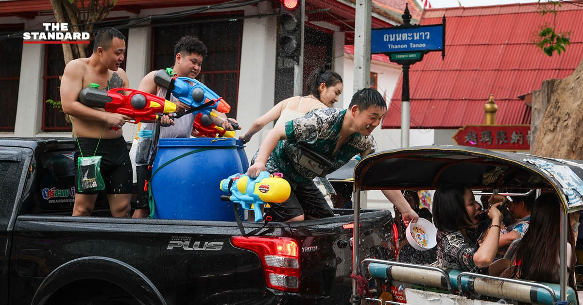 Du khách Trung Quốc tụ tập thành nhóm thuê xe bán tải chở nước ở khu vực Bangkok. Theo The Standard, giá thuê ôtô trong một ngày bao gồm cả thiết bị phục vụ nhu cầu té nước là 9.000 baht (hơn 6 triệu đồng). Với nhóm du lịch ít người hơn, họ chọn thuê xe ba bánh (Tuk Tuk) đi khắp phố, đặc biệt xung quanh đường Khao San.