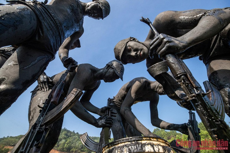 Tùy vào môi trường tác chiến, người lính phải chọn một phương pháp nguỵ trang. Không chỉ là đắp những mảng cây lá nguỵ trang, người lính đặc công còn dùng nhiều chất liệu khác như than, bùn... để tự biến mình thành những "chú tắc kè hoa" trên thao trường. Tại Lữ đoàn Đặc công bộ 113, chúng tôi đã được chứng kiến những màn nguỵ trang độc đáo này thông qua một loạt khoa mục huấn luyện của đơn vị. Tùy vào môi trường tác chiến, người lính phải chọn một phương pháp nguỵ trang. Không chỉ là đắp những mảng cây lá nguỵ trang, người lính đặc công còn dùng nhiều chất liệu khác như than, bùn... để tự biến mình thành những "chú tắc kè hoa" trên thao trường. Tại Lữ đoàn Đặc công bộ 113, chúng tôi đã được chứng kiến những màn nguỵ trang độc đáo này thông qua một loạt khoa mục huấn luyện của đơn vị.