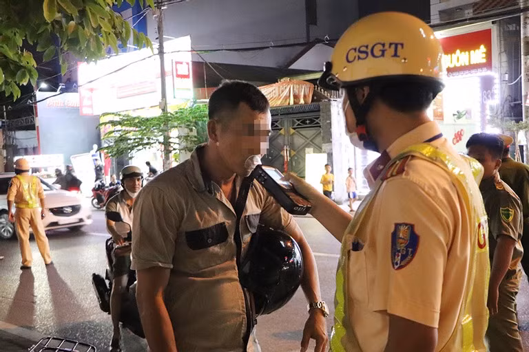 Anh T. được phát hiện vi phạm nồng độ cồn khi điều khiển xe máy. Ảnh: Linh An Anh T. được phát hiện vi phạm nồng độ cồn khi điều khiển xe máy. Ảnh: Linh An