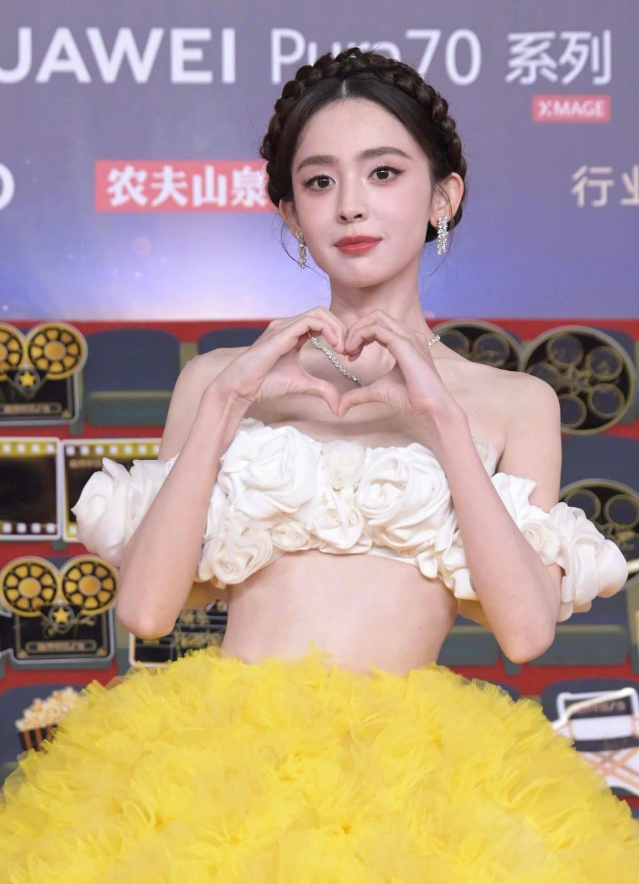 Trong bộ đầm bồng xòe, khoe xương quai xanh và eo thon, Cổ Lực Na Trát nổi bật trên thảm đỏ Đêm hội điện ảnh Weibo. Bên cạnh lời khen tạo hình, khán giả cho rằng cô quá gầy, không khác nào &quot;bộ xương di động&quot;. Thân hình mình hạc xương mai cũng khiến bị lộ nếp nhăn kém sắc.