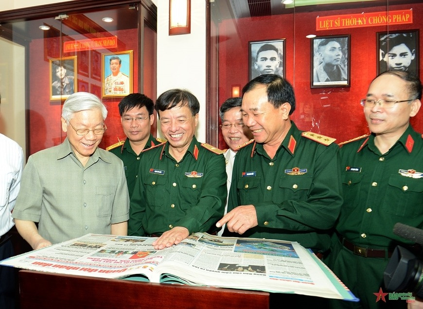 Tổng Bí thư Nguyễn Phú Trọng cũng nhiều lần biểu dương báo chí trong Quân đội làm tốt công tác tuyên truyền, đặc biệt báo Quân đội nhân dân với các chuyên đề đấu tranh với thế lực thù địch chống phá Đảng. Trong ảnh, Tổng Bí thư Nguyễn Phú Trọng tham quan phòng truyền thống của báo Quân đội nhân dân, nhân dịp kỷ niệm 65 năm Ngày ra số báo đầu tiên (ảnh chụp ngày 19/10/2015). Ảnh: Trọng Hải.