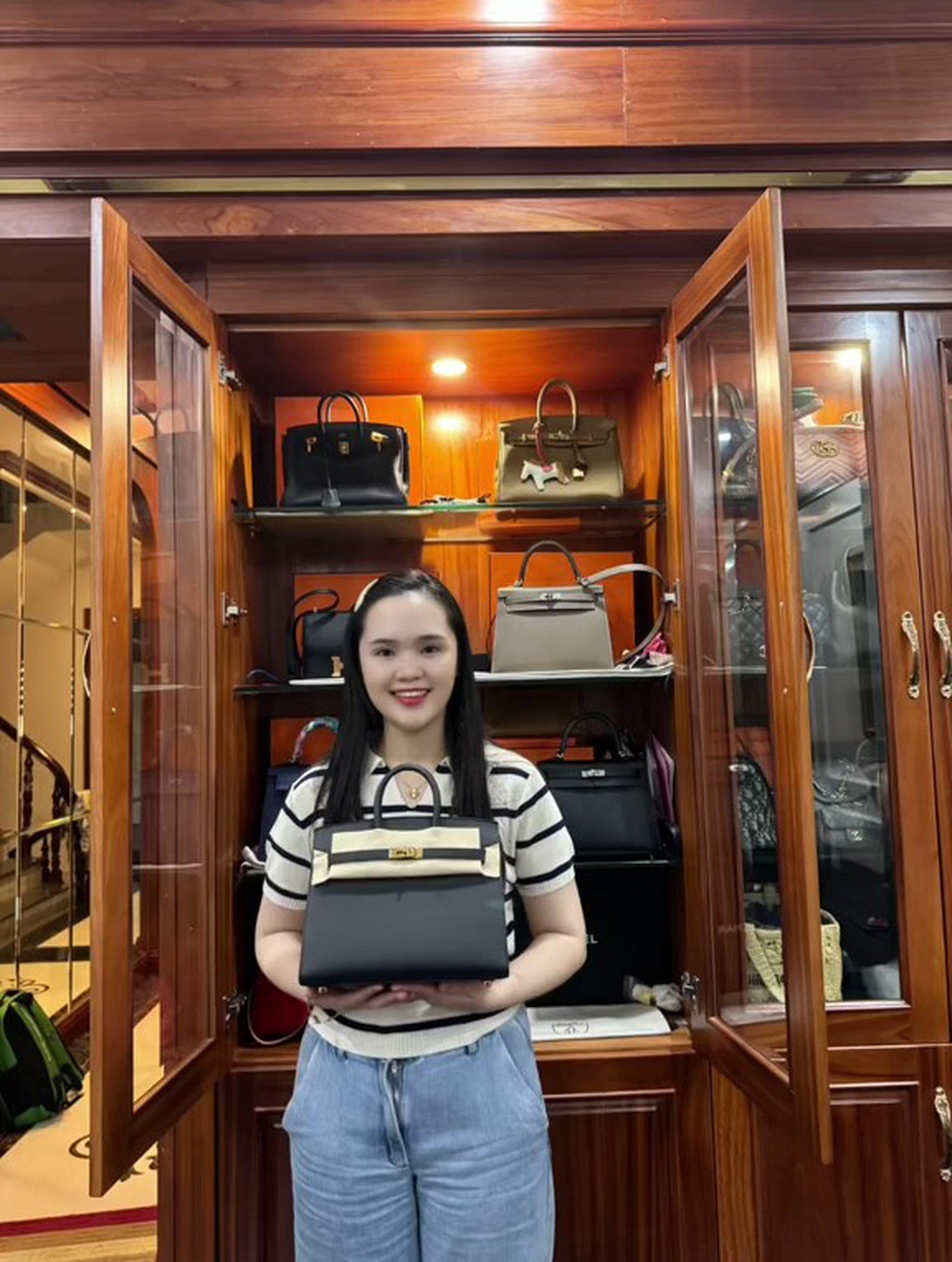 Cô từng khoe tủ đồ trưng bày các mẫu túi hiệu sưu tầm. Trên tay cô là túi da xách tay Hermès Birkin 25, có giá hơn 700 triệu đồng được Duy Mạnh tặng. Bộ sưu tập túi hiệu của Quỳnh Anh có nhiều thương hiệu từ Gucci, Chanel, Hermès, Dior.