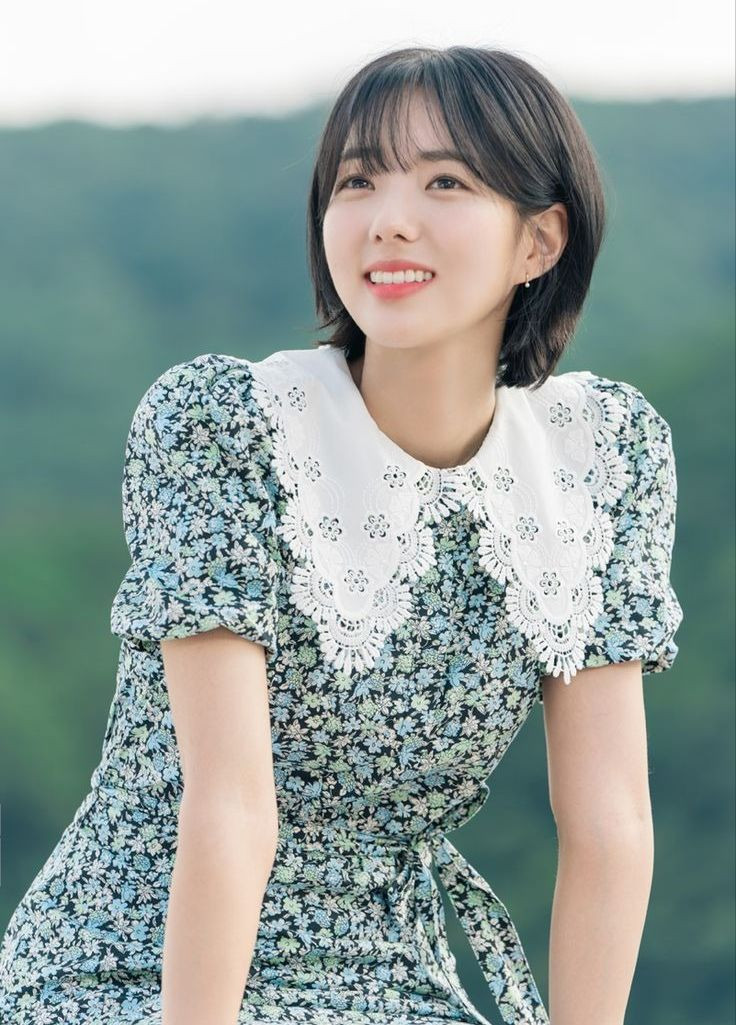 Soo Bin lọt vào tầm ngắm của nhân viên công ty giải trí khi đang đi trên phố về nhà sau giờ học. Sau khi liên lạc với số điện thoại trên tấm danh thiếp, Chae Soo Bin đã ký hợp đồng với với Toin Entertainment, mở ra tương lai đầy hứa hẹn trong ngành công nghiệp phim truyền hình Hàn Quốc. Vài năm sau, cô gia nhập King Kong điều hành bởi Starship, công ty quản lý các diễn viên khác như Lee Kwang Soo, Lee Dong Wook, Kim Bum và Yoo Yeon Seok.