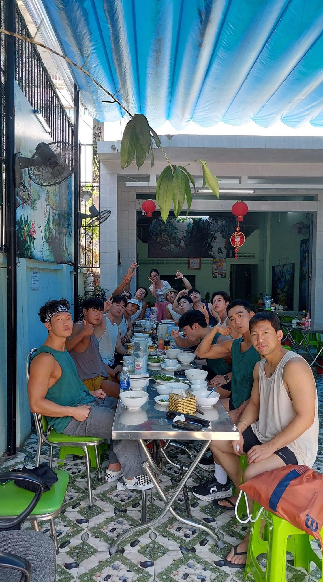 Ngôi sao phim Cheese in the Trap thân thiện chụp cùng người hâm mộ khi cả nhóm ghé quán ăn phở. Ngôi sao phim Cheese in the Trap thân thiện chụp cùng người hâm mộ khi cả nhóm ghé quán ăn phở.