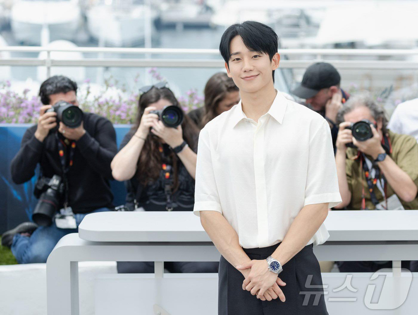 Nam diễn viên Hàn Quốc Jung Hae In tham dự các hoạt động của LHP Cannes 2024. Nam diễn viên Hàn Quốc Jung Hae In tham dự các hoạt động của LHP Cannes 2024.