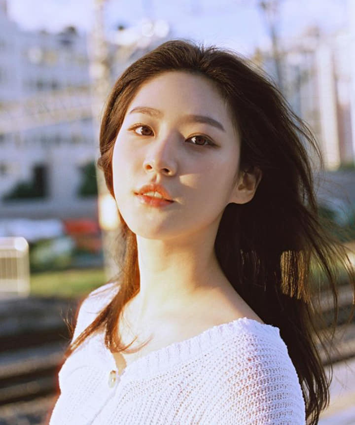 Gia đình Kim Sae Ron liên tục công khai những tin nhắn riêng tư của con gái đã mất, buộc tội Kim Soo Hyun. Gia đình Kim Sae Ron liên tục công khai những tin nhắn riêng tư của con gái đã mất, buộc tội Kim Soo Hyun.