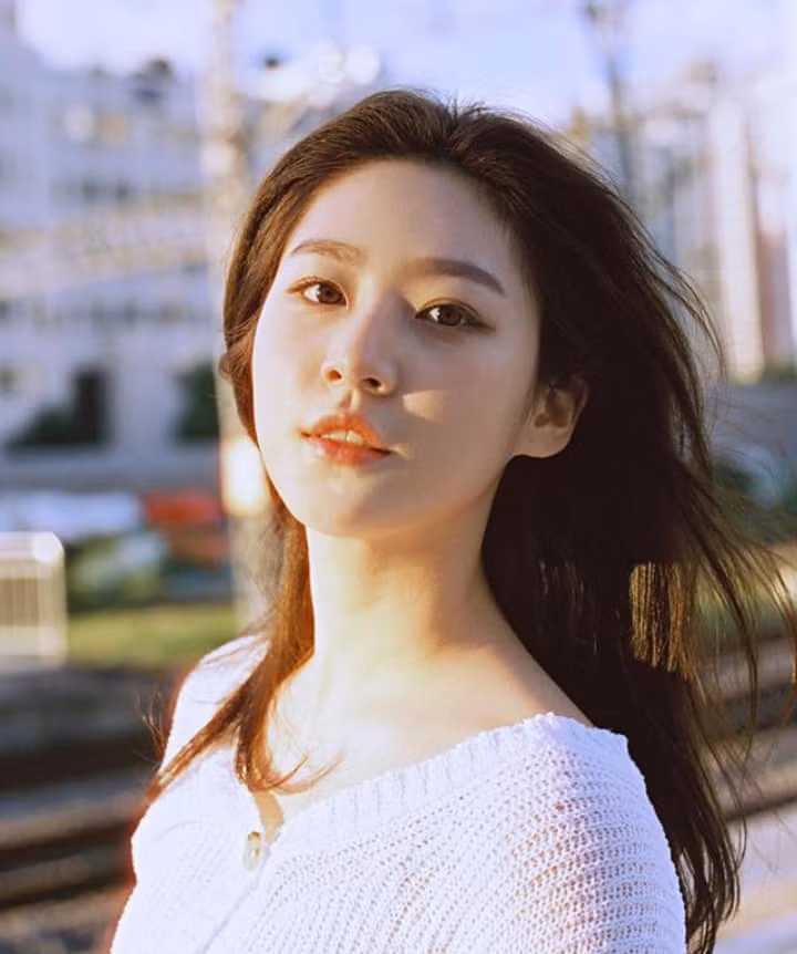 Gia đình Kim Sae Ron liên tục công khai những tin nhắn riêng tư của con gái đã mất, buộc tội Kim Soo Hyun. Gia đình Kim Sae Ron liên tục công khai những tin nhắn riêng tư của con gái đã mất, buộc tội Kim Soo Hyun.
