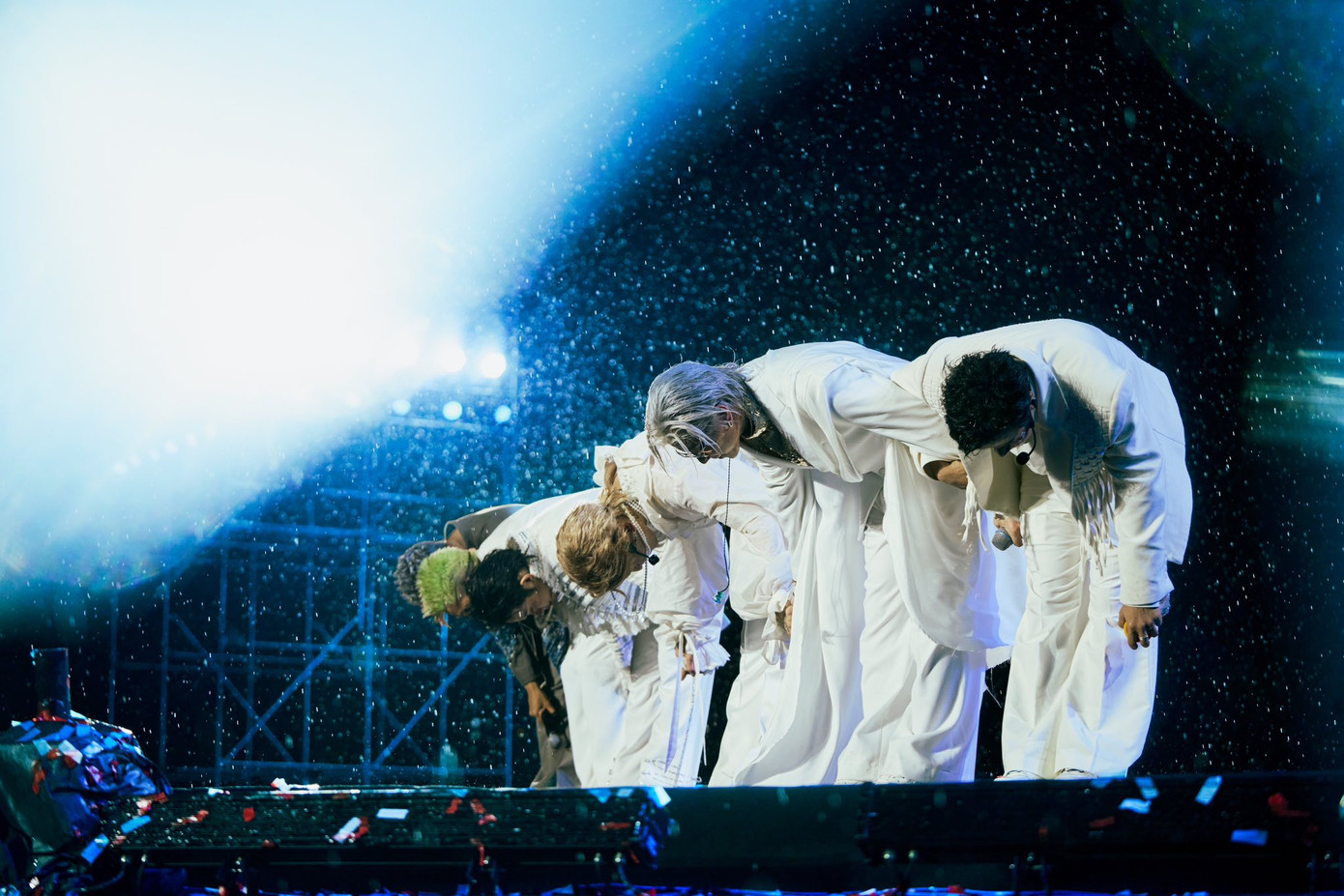 Ca sĩ Kay Trần bày tỏ sự xúc động: “Chúng tôi vô cùng trân trọng mọi người khi đứng theo dõi B.O.F dưới cơn mưa này. Đây là khoảnh khắc không bao giờ quên trong sự nghiệp của 5 anh em”.