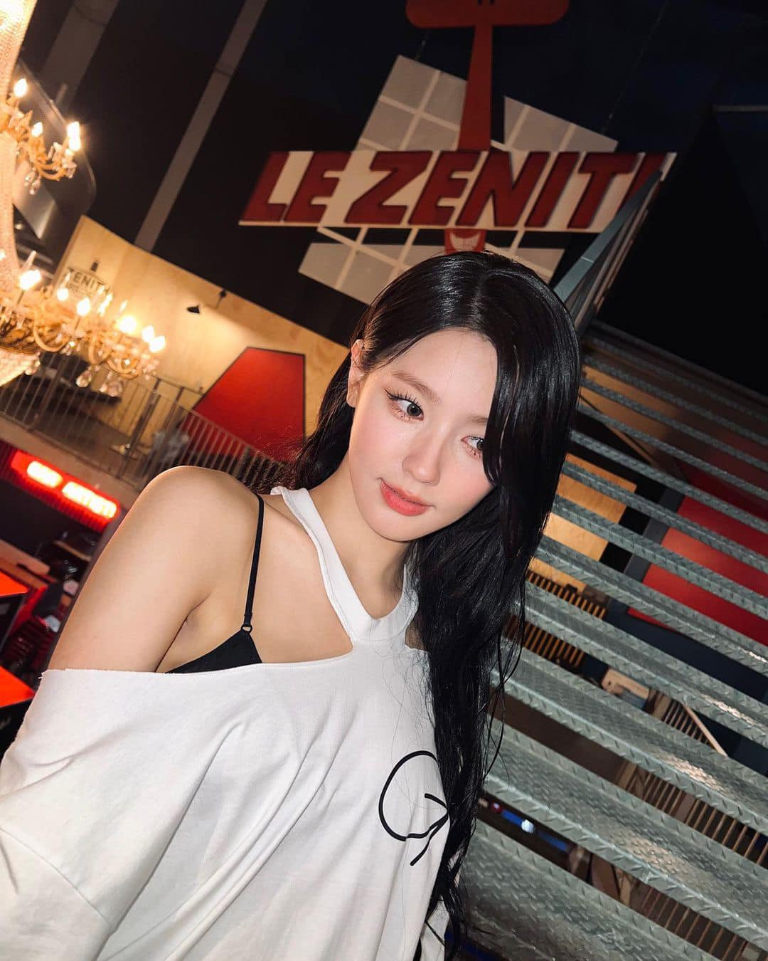 Nhiều thông tin cho rằng YG đã lựa chọn giữa Jisoo và Miyeon, cả hai đều có quốc tịch Hàn và có ngoại hình nổi bật. Cuối cùng, Jisoo là người được chọn. Miyeon tìm hướng đi mới, trở thành giọng ca chính trong nhóm nhạc (G)I-DLE. Dù không thể chung nhóm, mối quan hệ của Miyeon và các thành viên BlackPink vẫn khá tốt.